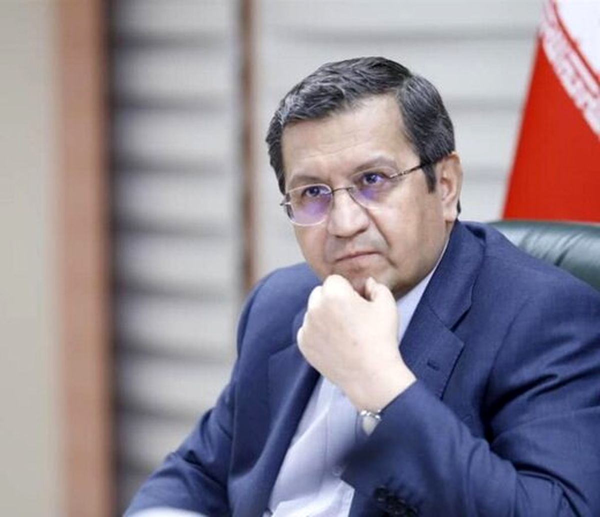همتی: دولت درگیر تبدیل فرشهای دفتر دولت به زیلوست