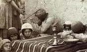 سفر به ایران قدیم؛ تصویری یک خانوادۀ پرجمعیت ایرانی در دوران قاجار در زیر کرسی 