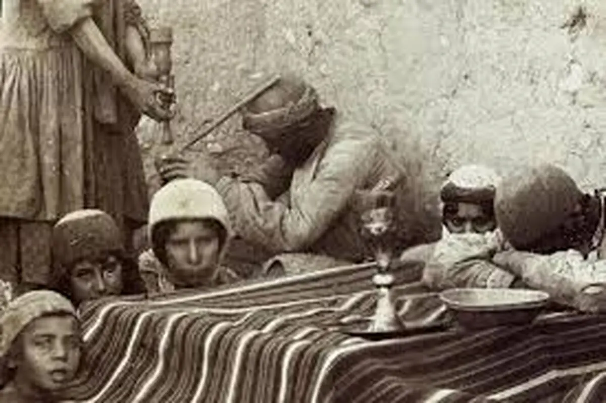 سفر به ایران قدیم؛ تصویری یک خانوادۀ پرجمعیت ایرانی در دوران قاجار در زیر کرسی 