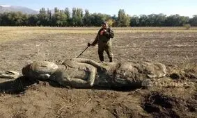 کشف اتفاقی مجسمه تاریخی در مزرعه سیب‌زمینی