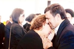 چرا دوباره در آغوش گرفتن مادر چاوز توسط احمدی نژاد، برجسته شد؟

