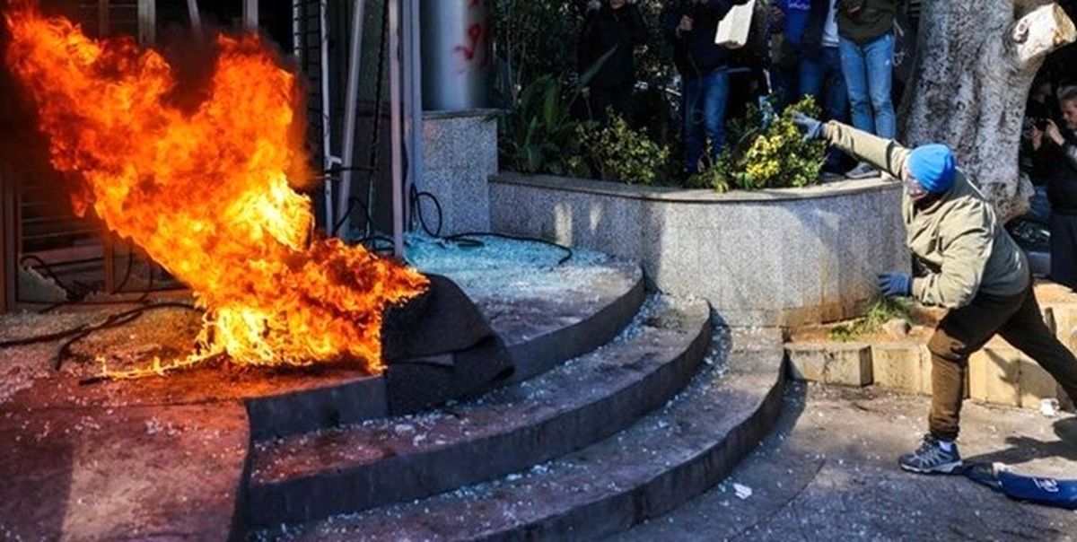 آتش‌ زدن بانک‌ها در لبنان به دنبال اوضاع نابسامان اقتصادی/ معترضان خواستار پس گرفتن پول‌هایشان شدند