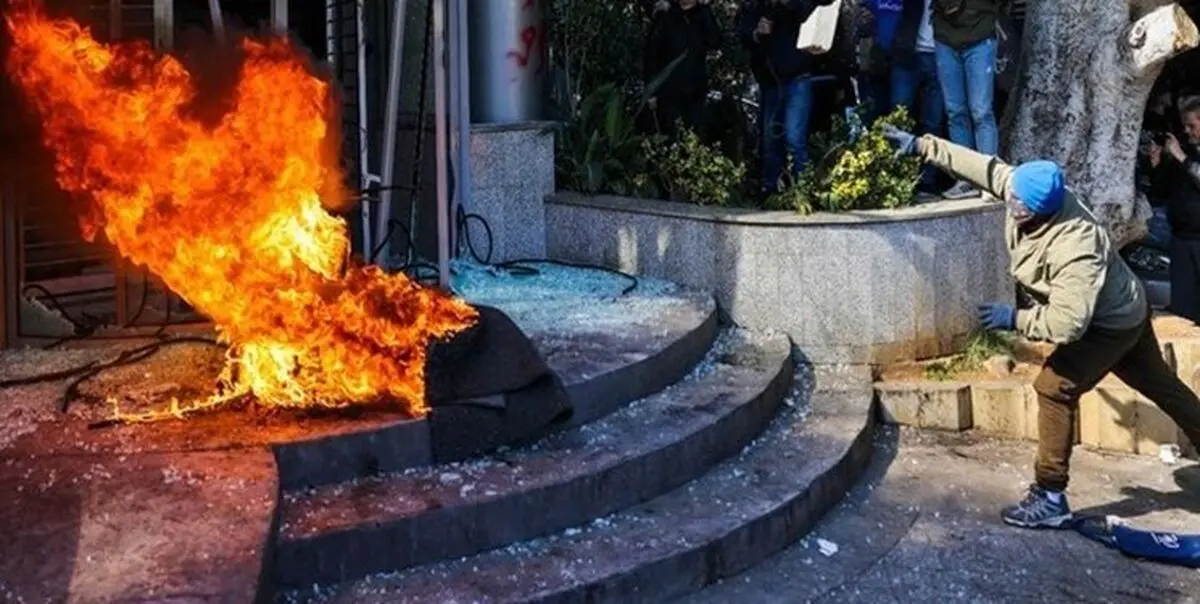 آتش‌ زدن بانک‌ها در لبنان به دنبال اوضاع نابسامان اقتصادی/ معترضان خواستار پس گرفتن پول‌هایشان شدند