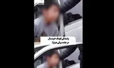 رانندگی پسر خردسال در جاده برفی هرازه/ پدر کودک: داشتم یادش می دادم/ ویدئو 