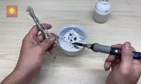 نحوه تعمیر لامپ های LED سوخته با کمک یک خودکار/ ویدئو