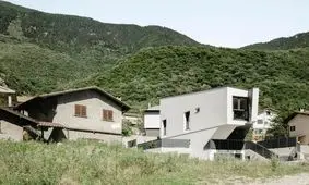 همین خانه کوچک یکی از زیباترین سازه های سوئیس است