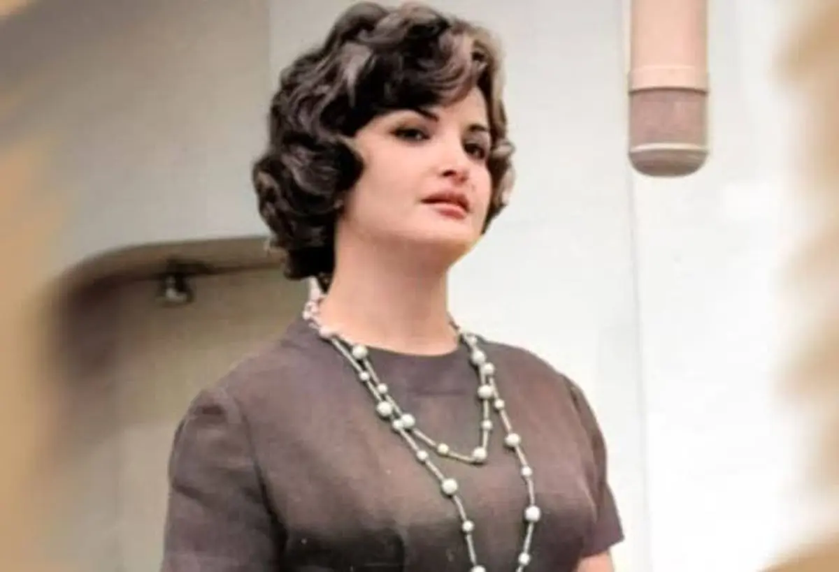 پوران در حضور گوگوش به سردبیر مجله امضا می‌دهد | عکس