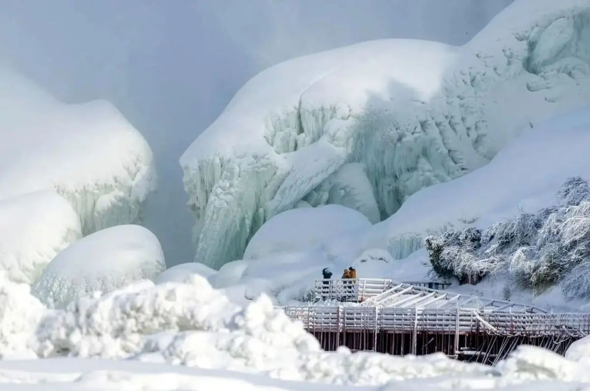  آبشار نیاگارا یخ زد؛ گردشگران ذوق کردند