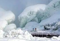  آبشار نیاگارا یخ زد؛ گردشگران ذوق کردند