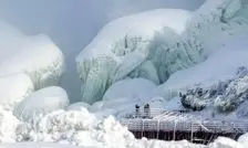  آبشار نیاگارا یخ زد؛ گردشگران ذوق کردند