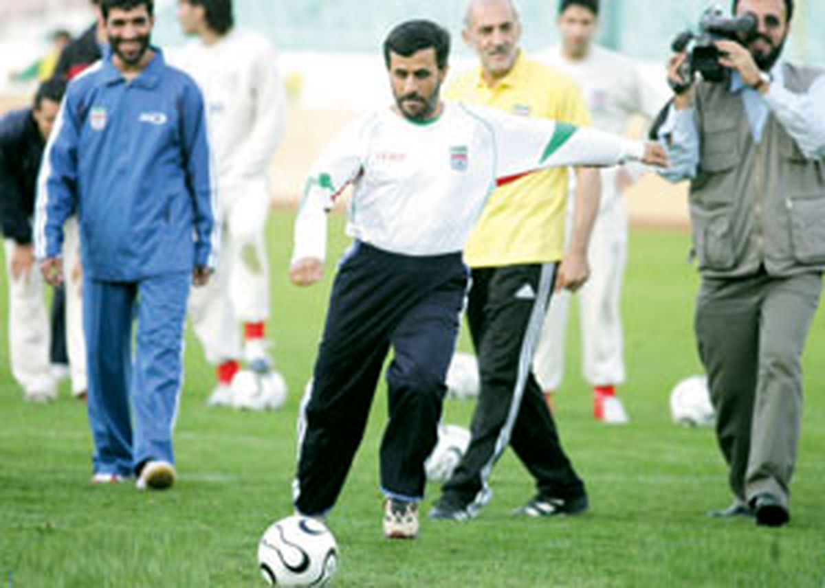 روزی که احمدی‌نژاد تیم ملی فوتبال را ارنج کرد!/ ویدئو

