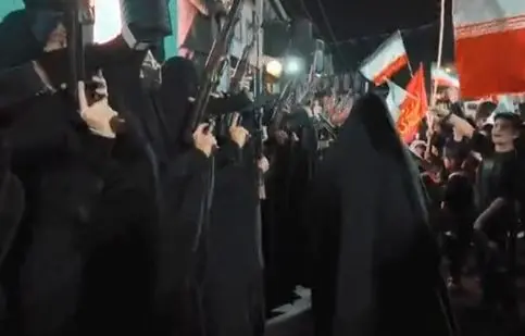  دختران زاهدانی برای دفاع از کشور دست به اسلحه شدند