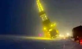  فرو ریختن یک دکل نفتی در آلاسکا هنگام حمل و نقل/ ویدئو 