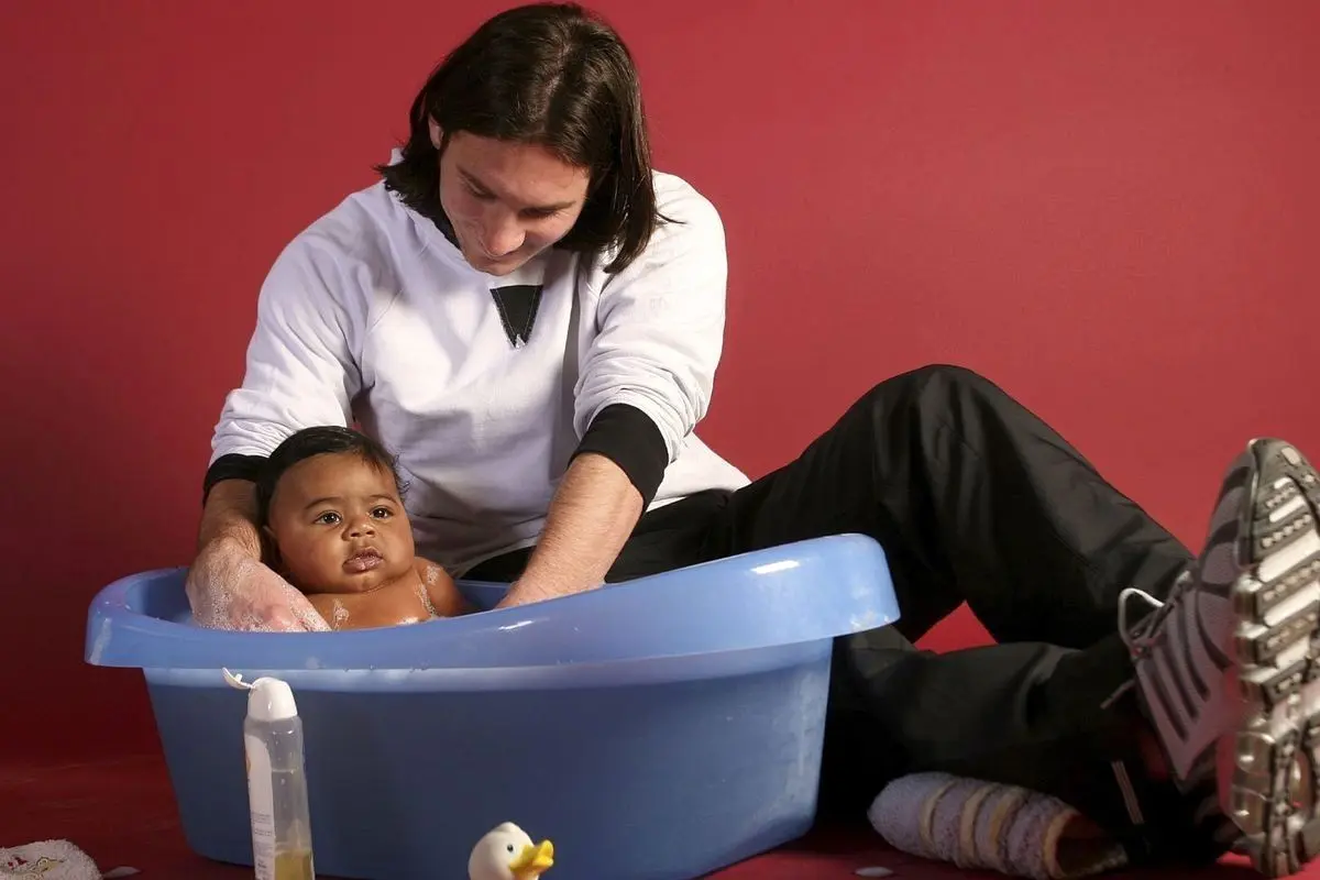 روزی که لیونل مسی، یامال را در تشت می‌شست! | واکنش ستاره بارسا به یک عکس عجیب