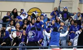 حضور بانوان هوادار استقلال در ورزشگاه آزادی برای حمایت از شاگردان جواد نکونام/ ویدئو