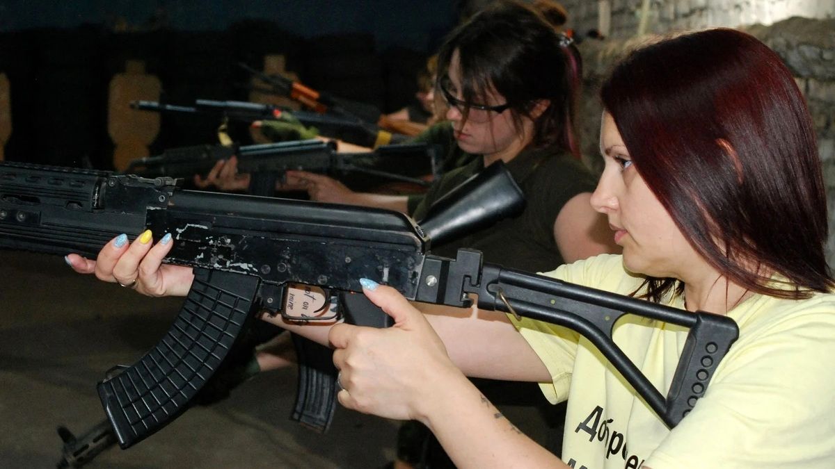  شیوه آموزش زنان اوکراینی برای جنگ با روسیه/ آن‌ها برای جنگ خیابانی آماده می‌شوند/ ویدئو