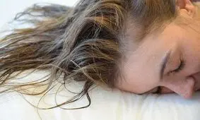 با مو‌های خیس نخوابید