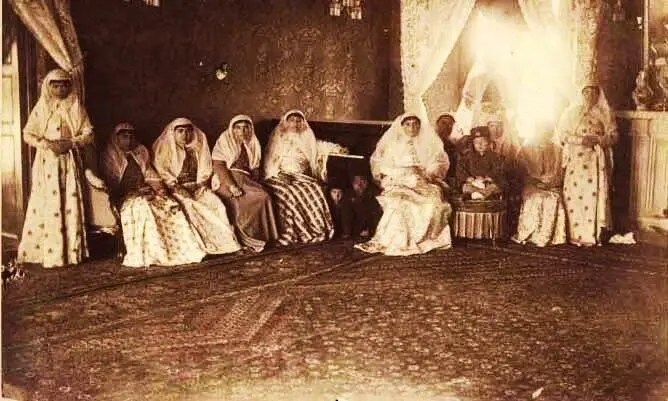 تصاویر واقعی زنان حرمسرای ناصرالدین‌شاه قاجار که زمین تا آسمان با زنان سریال «بامداد خمار» فرق داشتند!