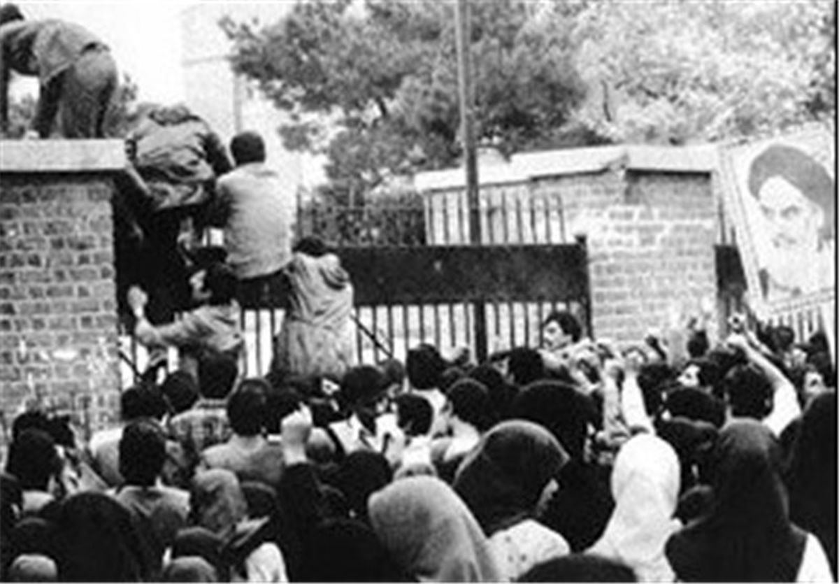 ارتش: تسخیر لانه جاسوسی آمریکا، موجب تثبیت استقلال سیاسی و عزت ملت ایران شد/ در برابر تهدیدات دشمنان آماده و ثابت قدم هستیم