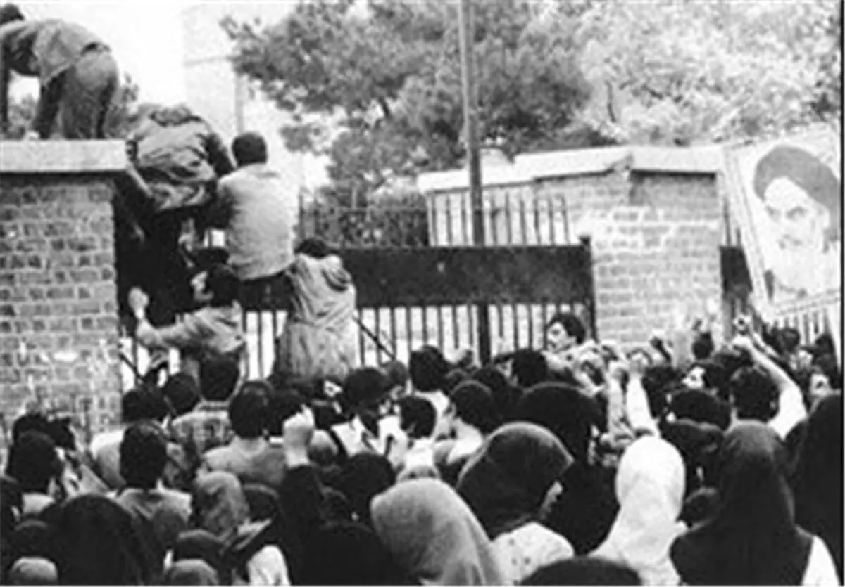 ارتش: تسخیر لانه جاسوسی آمریکا، موجب تثبیت استقلال سیاسی و عزت ملت ایران شد/ در برابر تهدیدات دشمنان آماده و ثابت قدم هستیم