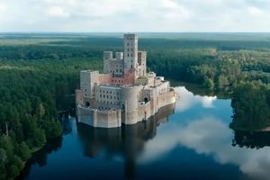 قلعه استوبنیکا: قلعه بحث برانگیز قرون وسطایی جهان امروز لهستان/ عکس

