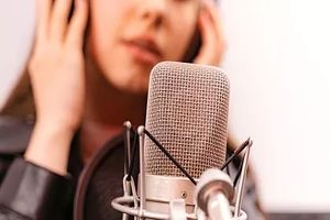 نمی توانیم برای آواز خواندن یک خانم در جمع آقایان مجوز بدهیم/ ما در کشور جمهوری اسلامی زندگی می‌کنیم و در آن، ملاک مباحث شرعی است/ در فتوای رهبر انقلاب، غنای لهوی هم حرام نیست