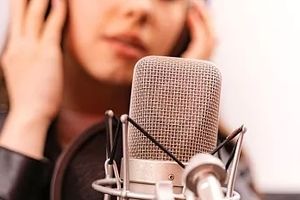 نمی توانیم برای آواز خواندن یک خانم در جمع آقایان مجوز بدهیم/ ما در کشور جمهوری اسلامی زندگی میکنیم و در آن، ملاک مباحث شرعی است/ در فتوای رهبر انقلاب، غنای لهوی هم حرام نیست