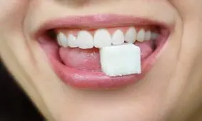 وقتی قند می‌خورید چه بلایی بر سر دندان‌ها و دهان می‌آید؟