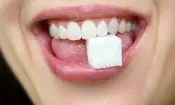 وقتی قند می‌خورید چه بلایی بر سر دندان‌ها و دهان می‌آید؟