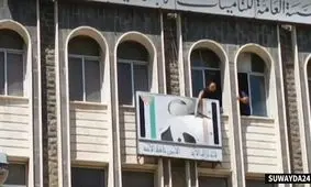 معترضان تصویر حافظ اسد را تخریب کردند/ ویدئو