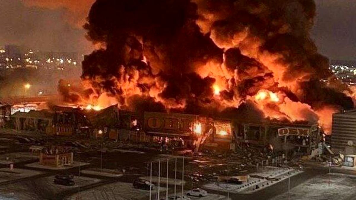 آتش سوزی مهیب در یک مرکز خرید در مسکو/ تصاویر و ویدئو