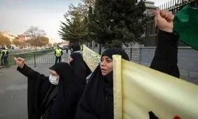 تجمع برخی از بانوان در حمایت از لایحه حجاب، در مقابل مجلس/ عکس