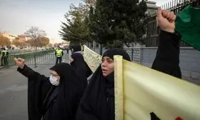تجمع برخی از بانوان در حمایت از لایحه حجاب، در مقابل مجلس/ عکس