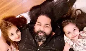 بازی جالب رضا صادقی با دخترش در خانه/ ویدئو