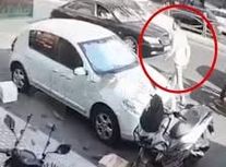 لحظه سرقت گردنبند زن جوان در سعادت آباد/ ویدئو