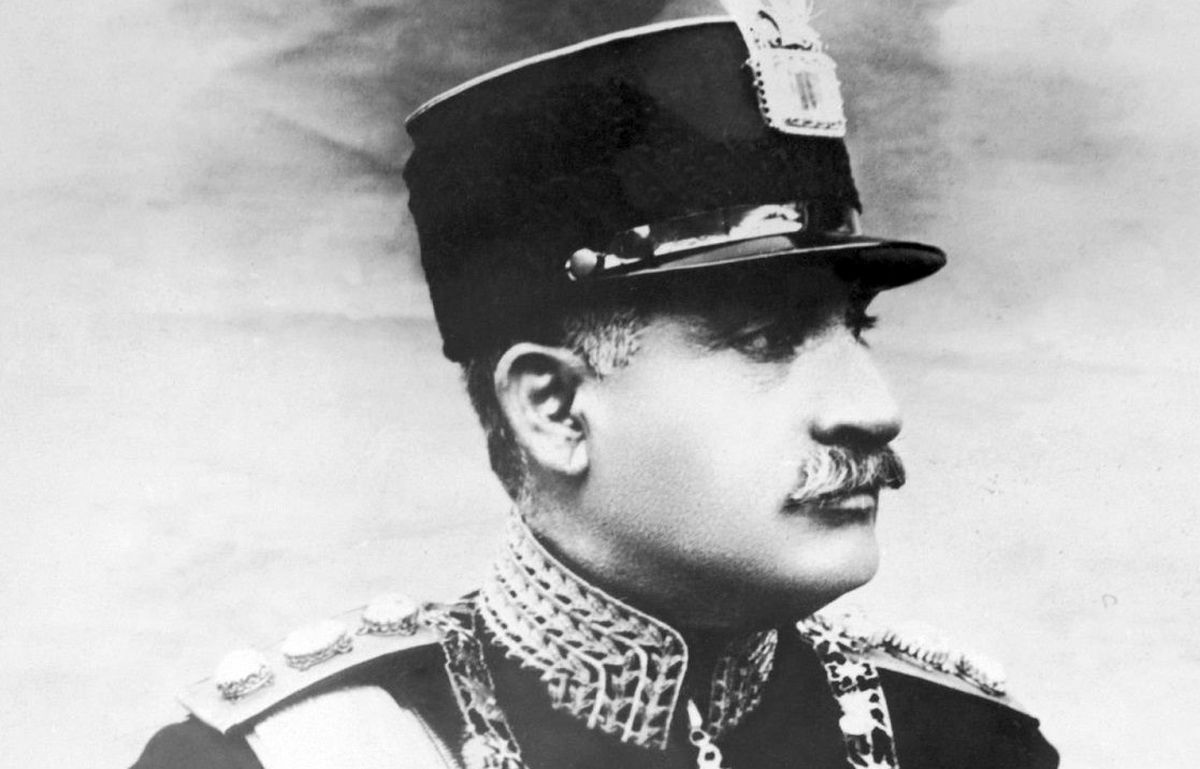  سفر در زمان؛ «رضاخان در کنار بقایای جمجمه کریم خان زند»؛ سال 1304 