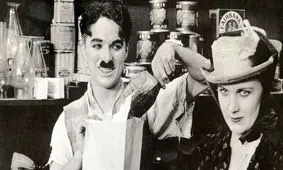 سفر در زمان؛ «چارلی چاپلین در کنار همسر چهارم اش» در پاریس؛ سال 1334