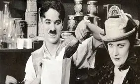 سفر در زمان؛ «چارلی چاپلین در کنار همسر چهارم اش» در پاریس؛ سال 1334
