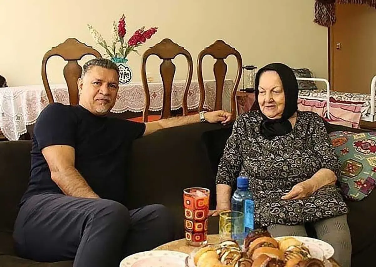  احترام ویژه شهریار به مادر یک خبرنگار/ علی دایی بر پیشانی این زن بوسه زد/ تصاویر
