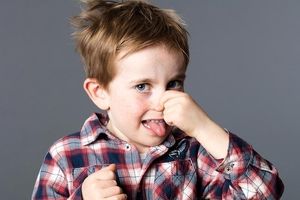 علت بوی بد بدن کودکان و راههای درمان آن