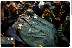 قابی  از لباس پاسداری شهید سلامی | عکس