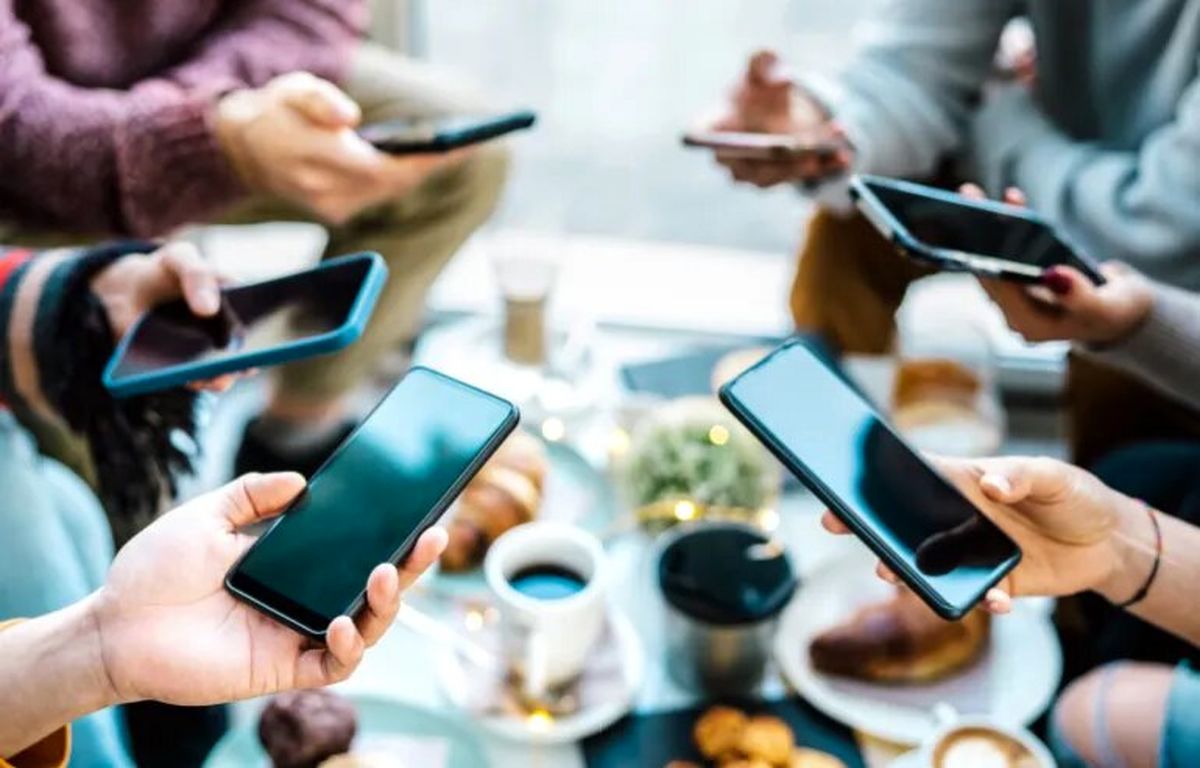 فوبیای تلفن؛ چرا نسل Z از جواب دادن به تلفن بیزار است؟