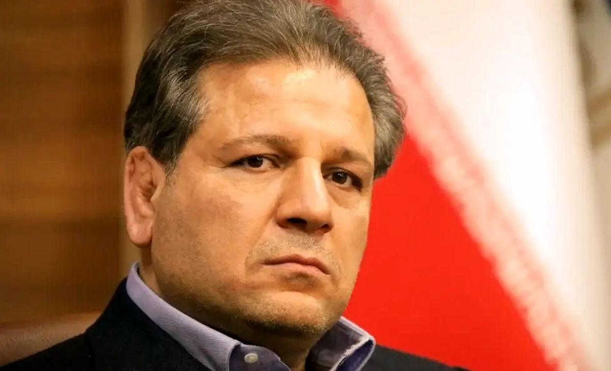 خروج علی انصاری، یکی از سهامداران اصلی بانک آینده از کشور کذب است