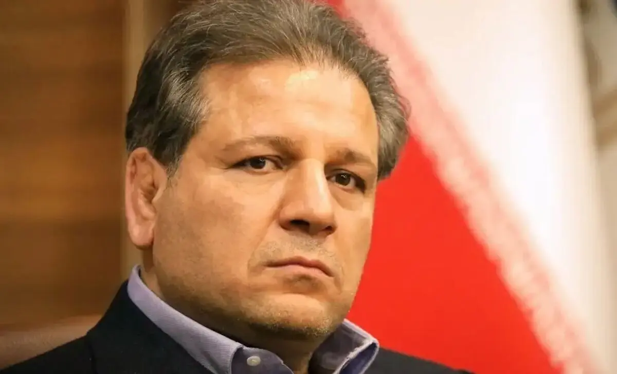 خروج علی انصاری، یکی از سهامداران اصلی بانک آینده از کشور کذب است