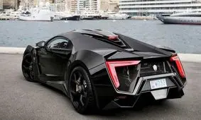 عبور دلهره آور خودروی لوکس از زیر تریلی/ ویدئو