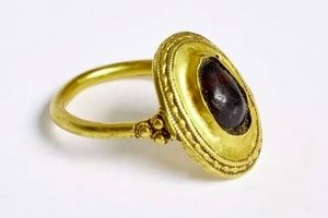 کشف انگشتر طلای ۱۵۰۰ ساله

