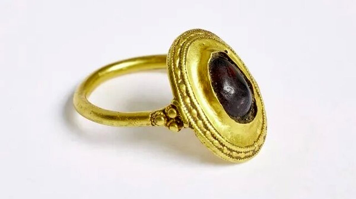 کشف انگشتر طلای ۱۵۰۰ ساله

