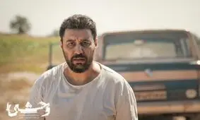 تصویری از جواد عزتی و مادرش در پشت صحنه سریال وحشی