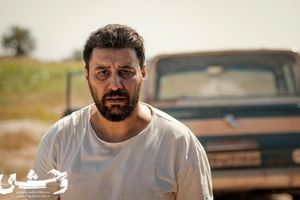 تصویری از جواد عزتی و مادرش در پشت صحنه سریال وحشی