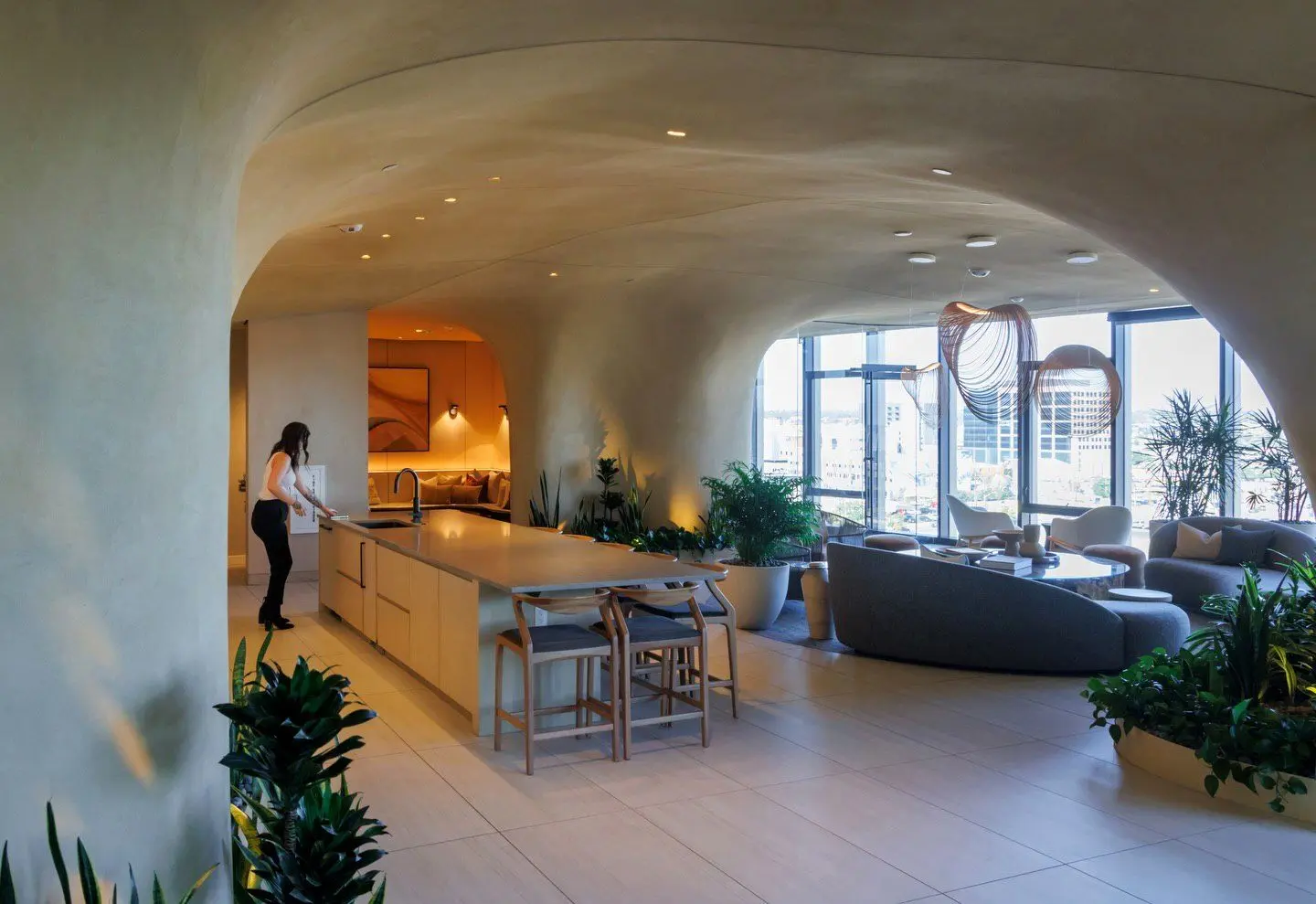 نمای ساختمان وان ریور نورث در دنور با نمای شیشه‌ای و شکاف عمیق صخره‌ای مجهز به گیاهان طبیعی و مسیر پیاده‌روی عمودی.